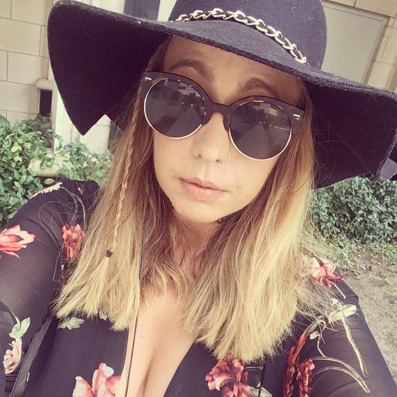 Meet your Posher, Stephanie - Picture 1 of 1